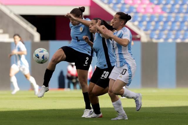 Uruguay's defender #02 Stephanie Lacoste, Uruguay's midfielder #20 Angela Gomez and Argentina's midfielder #10 Maricel Pereyra fight for the ball during the Women's Copa America 2025 football match between Uruguay and Argentina at the Independiente del Valle complex in Quito on July 15, 2025. (Photo by ARMANDO PRADO / AFP)