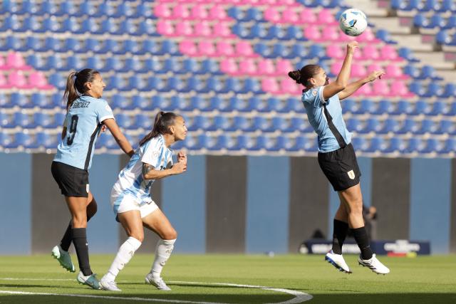 Uruguay's defender #02 Stephanie Lacoste (R) jumps for a header next to Uruguay's midfielder #09 Pamela Gonzalez and Argentina's forward #22 Betina Soriano during the Women's Copa America 2025 football match between Uruguay and Argentina at the Independiente del Valle complex in Quito on July 15, 2025. (Photo by ARMANDO PRADO / AFP)