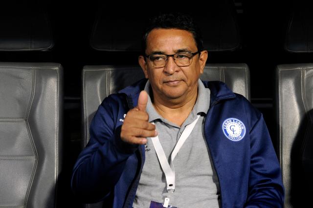 Cerro Largo's head coach Danielo Nunez walks gives a thumbs up ahead of the Copa Sudamericana knockout round play-off football match between Argentina's Central Cordoba and Uruguay's Cerro Largo at the Madre de Ciudades stadium in Santiago del Estero, Argentina on July 15, 2025. (Photo by Eduardo RAPETTI / AFP)
