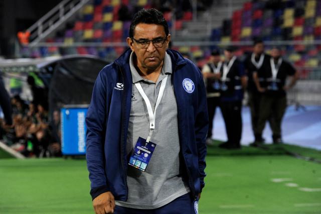 Cerro Largo's head coach Danielo Nunez walks ahead of the Copa Sudamericana knockout round play-off football match between Argentina's Central Cordoba and Uruguay's Cerro Largo at the Madre de Ciudades stadium in Santiago del Estero, Argentina on July 15, 2025. (Photo by Eduardo RAPETTI / AFP)