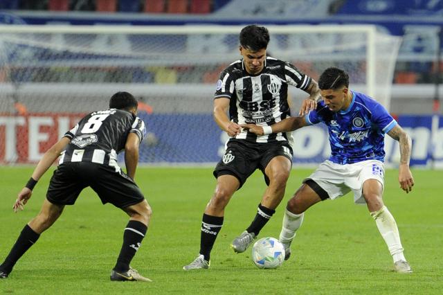 Central Cordoba's midfielder #08 Ivan Gomez (L), forward #10 Gaston Veron (C) and Cerro Largo's forward #20 Mario Garcia (R) fight for the ball during the Copa Sudamericana knockout round play-off football match between Argentina's Central Cordoba and Uruguay's Cerro Largo at the Madre de Ciudades stadium in Santiago del Estero, Argentina on July 15, 2025. (Photo by Eduardo RAPETTI / AFP)