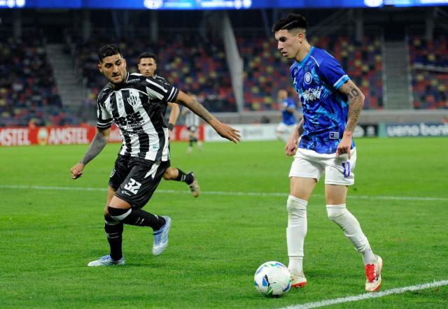 Cerro Largo's forward #11 Maximiliano Anasco (C) controls the ball past Central Cordoba's defender #32 Jonathan Galvan (L) during the Copa Sudamericana knockout round play-off football match between Argentina's Central Cordoba and Uruguay's Cerro Largo at the Madre de Ciudades stadium in Santiago del Estero, Argentina on July 15, 2025. (Photo by Eduardo RAPETTI / AFP)