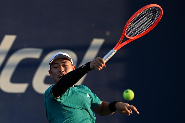 China's Yibing Wu returns the ball to Australia's Tristan Schoolkate during the Mexico ATP Open men's singles tennis match at the Cabo Sports Complex in Los Cabos, Baja California, Mexico on July 15, 2025. (Photo by Alfredo ESTRELLA / AFP)