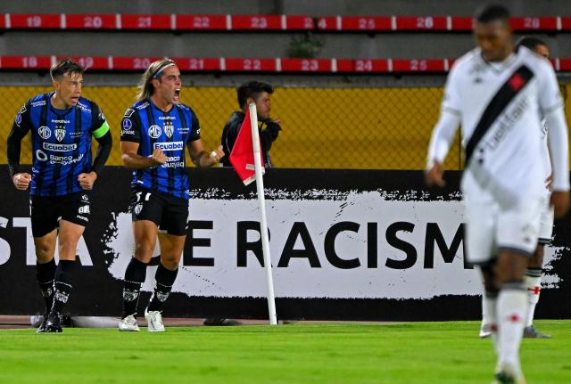 Independiente del Valle's Argentine forward #77 Claudio Spinelli (C) celebrates scoring his team's third goal during the Copa Sudamericana knockout round play-off football match between Ecuador's Independiente del Valle and Brazil's Vasco da Gama at the Olimpico Atahualpa stadium in Quito on July 15, 2025. (Photo by Rodrigo BUENDIA / AFP)