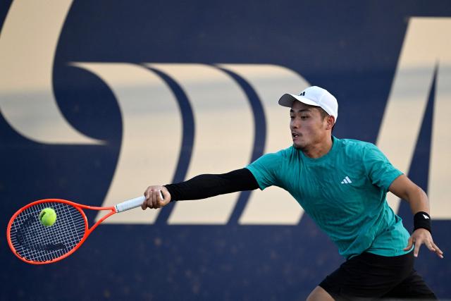 China's Yibing Wu returns the ball to Australia's Tristan Schoolkate during the Mexico ATP Open men's singles tennis match at the Cabo Sports Complex in Los Cabos, Baja California, Mexico on July 15, 2025. (Photo by Alfredo ESTRELLA / AFP)