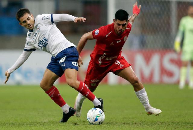 Bahia's Argentine defender #21 Santiago Ramos and America de Cali's Peruvian forward #09 Luis Ramos fight for the ball during the Copa Sudamericana knockout round play-off football match between Brazil's Bahia and Colombia's America de Cali at the Arena Fonte Nova stadium in Salvador, state of Bahia, Brazil on July 15, 2025. (Photo by Arisson MARINHO / AFP)