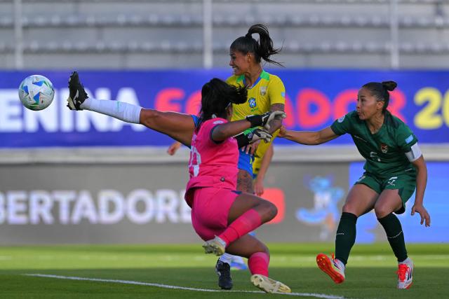 Brazil's forward #07 Kerolin Israel and Bolivia's goalkeeper #23 Erika Sanchez fight for the ball during the Women's Copa America 2025 football match between Bolivia and Brazil at the Gonzalo Pozo Ripalda stadium in Quito on July 16, 2025. (Photo by Rodrigo BUENDIA / AFP)