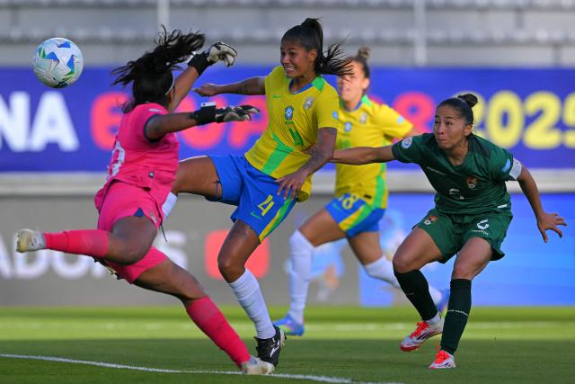 Brazil's defender #04 Andressa Freire fights for the ball with Bolivia's goalkeeper #23 Erika Sanchez and Bolivia's defender #5 Erika Salvatierra during the Women's Copa America 2025 football match between Bolivia and Brazil at the Gonzalo Pozo Ripalda stadium in Quito on July 16, 2025. (Photo by Rodrigo BUENDIA / AFP)