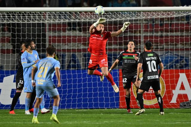 Palestino's goalkeeper #25 Sebastian Perez makes a save during the Copa Sudamericana knockout round play-off football match between Bolivia's Bolivar and Chile's Palestino at the Hernando Siles stadium in La Paz, on July 16, 2025. (Photo by Aizar RALDES / AFP)