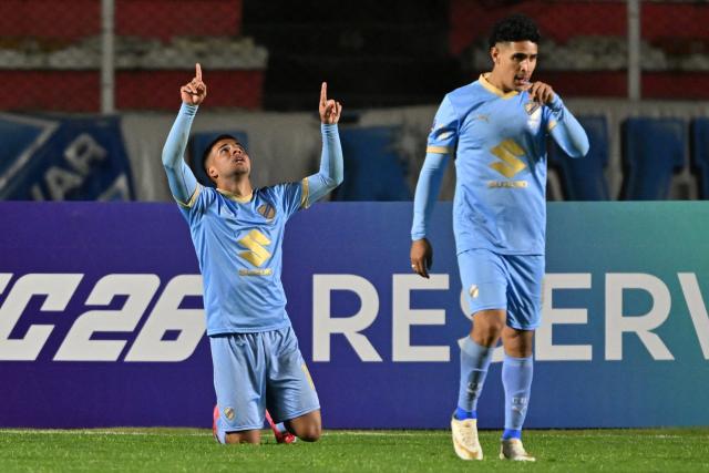 Bolivar's midfielder #14 Robson Matheus (L) celebrates scoring his team's first goal during the Copa Sudamericana knockout round play-off football match between Bolivia's Bolivar and Chile's Palestino at the Hernando Siles stadium in La Paz, on July 16, 2025. (Photo by Aizar RALDES / AFP)