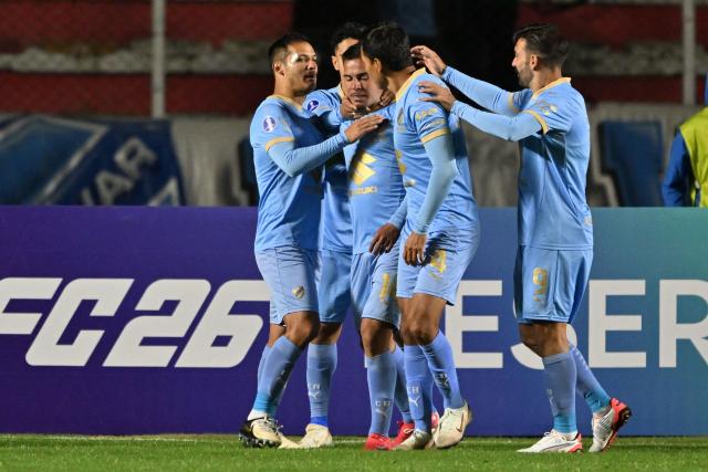 Bolivar's midfielder #14 Robson Matheus (C) celebrates with teammates after scoring his team's first goal during the Copa Sudamericana knockout round play-off football match between Bolivia's Bolivar and Chile's Palestino at the Hernando Siles stadium in La Paz, on July 16, 2025. (Photo by Aizar RALDES / AFP)