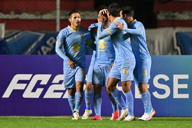 Bolivar's midfielder #14 Robson Matheus (C) celebrates with teammates after scoring his team's first goal during the Copa Sudamericana knockout round play-off football match between Bolivia's Bolivar and Chile's Palestino at the Hernando Siles stadium in La Paz, on July 16, 2025. (Photo by Aizar RALDES / AFP)