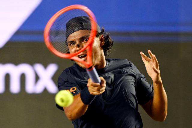 TOPSHOT - Mexico's Alex Hernandez returns the ball to Russia's Andrey Rublev during the Mexico ATP Open men's singles tennis match at the Cabo Sports Complex in Los Cabos, Baja California, Mexico on July 16, 2025. (Photo by Alfredo ESTRELLA / AFP)
