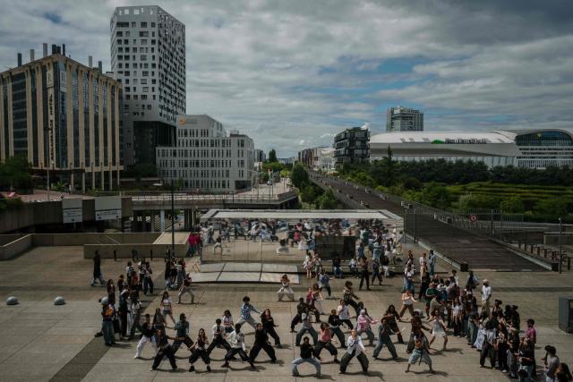 Young people participate in a mass dancing event at the La Defense business district, on the western outskirts of Paris on July 17, 2025. (Photo by Dimitar DILKOFF / AFP)