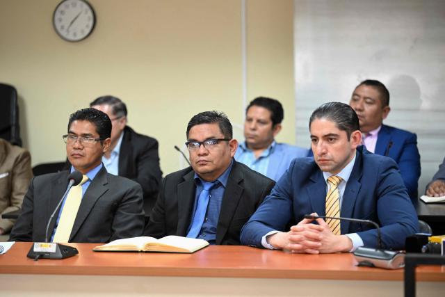 (L-R) Former anti-corruption prosecutors Carlos Perez, Rafael Chilel, and Stuardo Campo listen to the sentence during a hearing at the Palace of Justice in Guatemala City on July 18, 2025. A criminal court in Guatemala acquitted three former anti-corruption prosecutors on Friday, who were accused of failing to fulfill their duties, victims of proceedings initiated by the prosecution, and criticized by the international community. (Photo by JOHAN ORDONEZ / AFP)