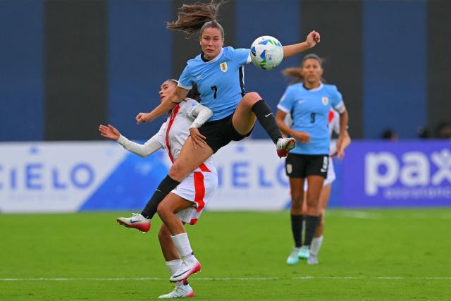 Peru's forward #11 Xioczana Canales and Uruguay's defender #07 Stephanie Tregartten fight for the ball during the Women's Copa America 2025 football match between Uruguay and Peru at the IDV stadium in Quito on July 18, 2025. (Photo by Rodrigo BUENDIA / AFP)