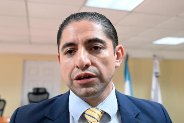 Former anti-corruption prosecutor Stuardo Campo speaks to the press after a hearing at the Palace of Justice in Guatemala City on July 18, 2025. A criminal court in Guatemala acquitted three former anti-corruption prosecutors on Friday, who were accused of failing to fulfill their duties, victims of proceedings initiated by the prosecution, and criticized by the international community. (Photo by JOHAN ORDONEZ / AFP)