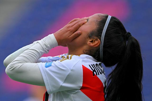 Peru's forward #11 Xioczana Canales reacts after failing to score during the Women's Copa America 2025 football match between Uruguay and Peru at the IDV stadium in Quito on July 18, 2025. (Photo by Rodrigo BUENDIA / AFP)