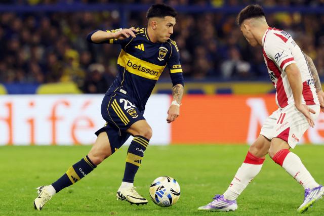 Boca Juniors' forward #20 Alan Velasco and Union Santa Fe's midfielder #11 Mateo Del Blanco fight for the ball during the Argentine Professional Football League 2025 Clausura Tournament match between Boca Juniors and Union de Santa Fe at La Bombonera stadium in Buenos Aires on July 18, 2025. (Photo by ALEJANDRO PAGNI / AFP)