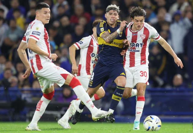 Boca Juniors' Chilean midfielder #08 Carlos Palacios and Union Santa Fe's midfielder #30 Mauro Pitton fight for the ball during the Argentine Professional Football League 2025 Clausura Tournament match between Boca Juniors and Union de Santa Fe at La Bombonera stadium in Buenos Aires on July 18, 2025. (Photo by ALEJANDRO PAGNI / AFP)