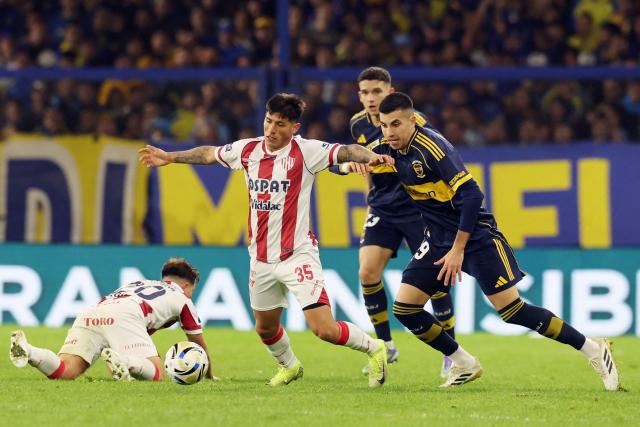 Union Santa Fe's defender #35 Lautaro Vargas and Boca Juniors' midfielder #29 Rodrigo Battaglia fight for the ball during the Argentine Professional Football League 2025 Clausura Tournament match between Boca Juniors and Union de Santa Fe at La Bombonera stadium in Buenos Aires on July 18, 2025. (Photo by ALEJANDRO PAGNI / AFP)