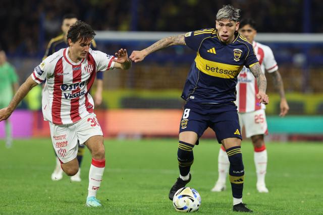 Union Santa Fe's midfielder #30 Mauro Pitton and Boca Juniors' Chilean midfielder #08 Carlos Palacios fight for the ball during the Argentine Professional Football League 2025 Clausura Tournament match between Boca Juniors and Union de Santa Fe at La Bombonera stadium in Buenos Aires on July 18, 2025. (Photo by ALEJANDRO PAGNI / AFP)