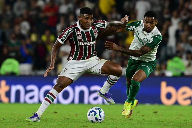 Fluminense's midfielder #35 Hercules (L) and Palmeiras' forward #40 Allan fight for the ball during the Brasileirao Seria A football match between Fluminense and Palmeiras at the Maracana Stadium in Rio de Janeiro, Brazil, on July 23, 2025. (Photo by Pablo PORCIUNCULA / AFP)