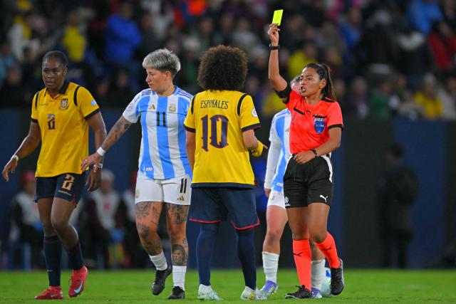 Bolivian referee Adriana Farfan shows a yellow card to Ecuador's midfielder #10 Joselyn Espinales during the Women's Copa America 2025 football match between Ecuador and Argentina at the IDV stadium in Quito on July 24, 2025. (Photo by Rodrigo BUENDIA / AFP)