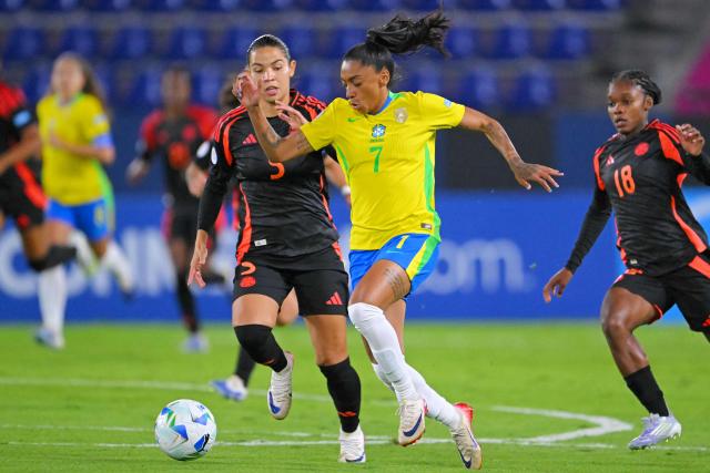 Colombia's midfielder #05 Lorena Bedoya and Brazil's forward #07 Kerolin fight for the ball during the Women's Copa America 2025 football match between Brazil and Colombia at the IDV stadium in Quito on July 25, 2025. (Photo by Rodrigo BUENDIA / AFP)