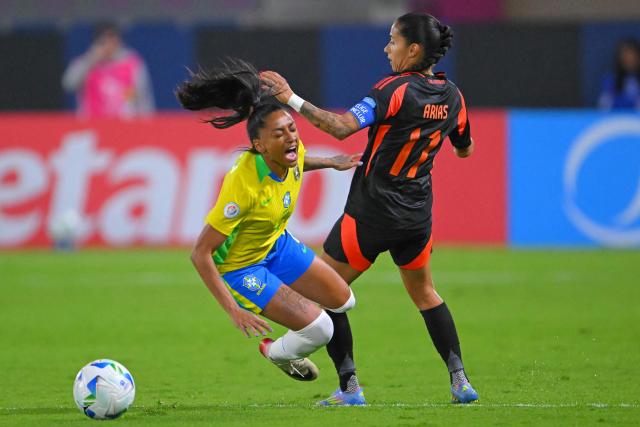 Brazil's forward #07 Kerolin and Colombia's defender #17 Carolina Arias fight for the ball during the Women's Copa America 2025 football match between Brazil and Colombia at the IDV stadium in Quito on July 25, 2025. (Photo by Rodrigo BUENDIA / AFP)