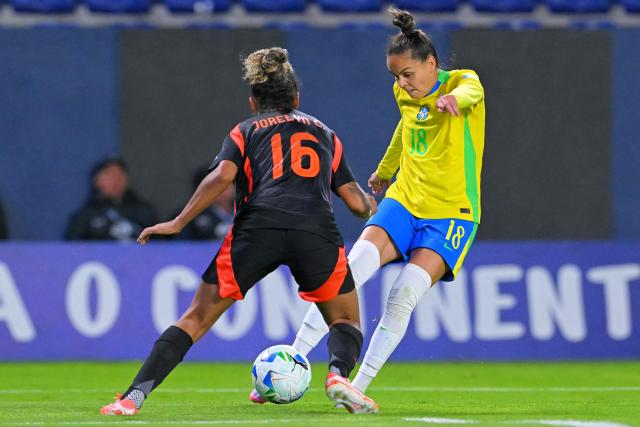 Colombia's defender #16 Jorelyn Carabali and Brazil's forward #18 Gabi Portilho fight for the ball during the Women's Copa America 2025 football match between Brazil and Colombia at the IDV stadium in Quito on July 25, 2025. (Photo by Rodrigo BUENDIA / AFP)