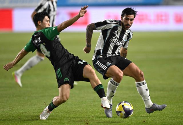 Newcastle United's Sandro Tonali (R) fights for the ball with Team K-League's Lee Dong-gyeong (L) during the friendly football match between English Premier League football club Newcastle United and South Korean K League stars, Team K-League, in Suwon on July 30, 2025. (Photo by Jung Yeon-je / AFP)