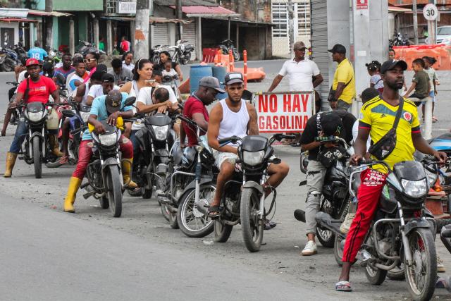 People wait in line for gasoline after a tsunami alert in Tumaco, Nariño Department, Colombia on July 30, 2025. Colombia ordered residents to evacuate beaches and coastal areas along the Pacific on July 30, 2025, following a tsunami alert triggered by the 8.8-magnitude earthquake off Russia's eastern coast, authorities said. (Photo by Leonardo CASTRO / AFP)
