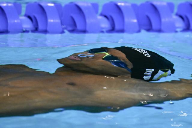 Bahamas' swimmer Lamar Taylor competes in  a heat of the men's 50m backstroke swimming event during the 2025 World Aquatics Championships in Singapore on August 2, 2025. (Photo by Oli SCARFF / AFP)