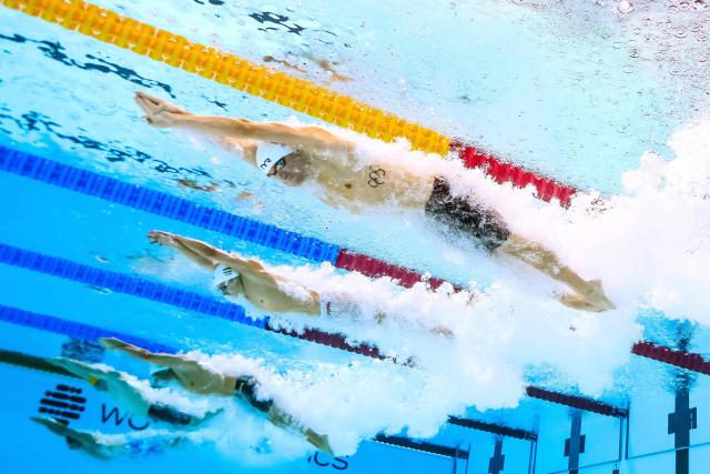 An underwater view shows US' swimmer Bobby Finke (R) as he competes in  a heat of the men's 1500m freestyle swimming event during the 2025 World Aquatics Championships in Singapore on August 2, 2025. (Photo by Manan VATSYAYANA / AFP)