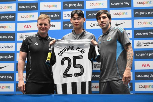 Newcastle United's manager Eddie Howe (L) and his players Park Seung-soo (C) and Sandro Tonali (R) pose for a photo session during a pre-match press conference in Seoul on August 2, 2025, ahead of the friendly football match between Newcastle United and Tottenham Hotspur. (Photo by Jung Yeon-je / AFP)