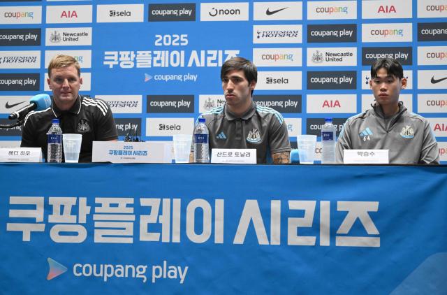 Newcastle United's manager Eddie Howe (L) and his players Sandro Tonali (C) and Park Seung-soo (R) attend a pre-match press conference in Seoul on August 2, 2025, ahead of the friendly football match between Newcastle United and Tottenham Hotspur. (Photo by Jung Yeon-je / AFP)