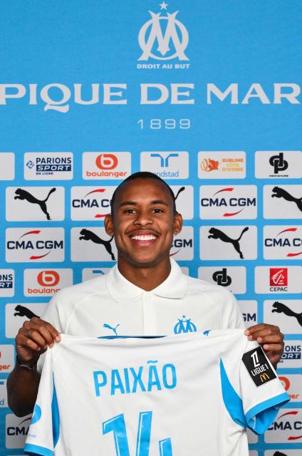 Brazilian striker Igor Paixao poses with his new Olympic of Marseille (OM) jersey after a press conference at Robert-Louis-Dreyfus training centre in Marseille, southern France on August 4, 2025. Feyenoord's Brazilian striker Igor Paixao has joined French club Marseille, the Ligue 1 side announced on August 1, 2025. Media reports suggest the 25-year-old has penned a five-year contract worth 35 million euros ($40 million), which if correct would make him Marseille's record signing. (Photo by Christophe SIMON / AFP)