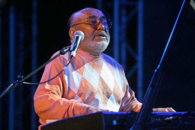 (FILES) US pianist Eddie Palmieri performs on August 2, 2009 at the Theatre de la Mer in Sete southeastern France, during the music Festival Fiest'A. Eddie Palmieri, the legendary Latin music pianist and bandleader who helped ignite New York’s salsa scene, died at 88 at his New Jersey home on August 6, according to a statement on his social media. (Photo by RAYMOND ROIG / AFP)