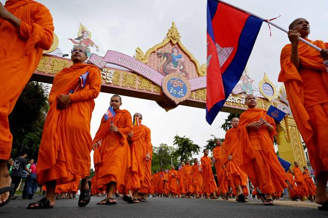 Cambodian Buddhist monks take part in a march for peace in Phnom Penh on August 10, 2025, following a border conflict with Thailand. (Photo by TANG CHHIN Sothy / AFP)