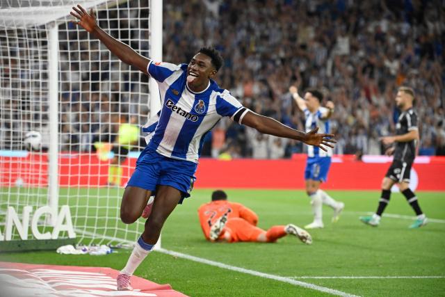 FC Porto's Spanish forward #09 Samuel Omorodion celebrates scoring his team's third goal during the Portuguese League football match between FC Porto and Vitoria Guimaraes SC at Dragao stadium in Porto on August 11, 2025. (Photo by MIGUEL RIOPA / AFP)