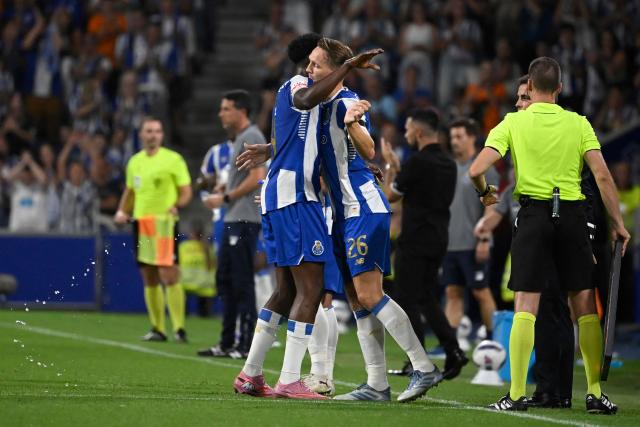 FC Porto's Spanish forward #09 Samuel Omorodion (L) is substituted by FC Porto's Dutch forward #26 Luuk De Jong during the Portuguese League football match between FC Porto and Vitoria Guimaraes SC at Dragao stadium in Porto on August 11, 2025. (Photo by MIGUEL RIOPA / AFP)