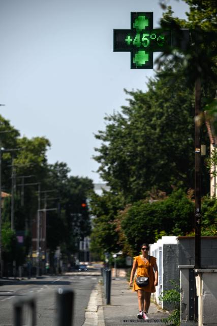 (FILES) A pharmacy sign indicates a temperature of 45°C in Toulouse, southwestern France on August 11, 2025. The red heat alert remains in force until August 13 in the 14 departments of the South-West and the Centre-East concerned, Meteo-France announced in its latest bulletin, on August 12, 2025. (Photo by Lionel BONAVENTURE / AFP)