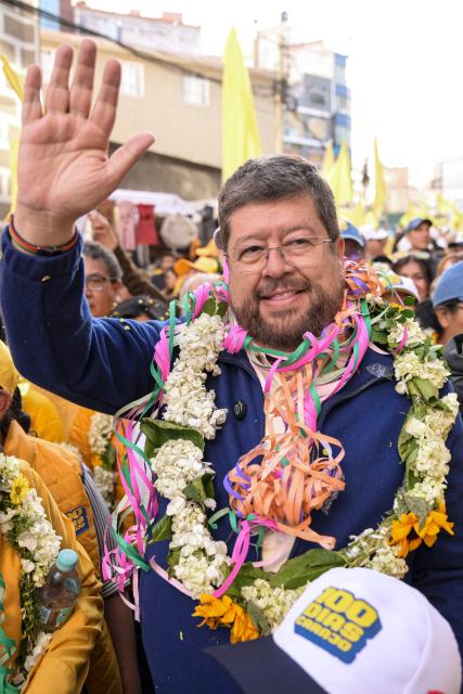 Bolivia's presidential candidate for the Alianza Unidad coalition, Samuel Doria Medina, waves to his supporters during a campaign rally in La Paz on August 12, 2025. Bolivia will hold presidential election on August 17, 2025. (Photo by MARTIN BERNETTI / AFP)