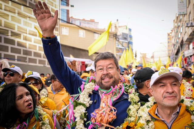Bolivia's presidential candidate for the Alianza Unidad coalition, Samuel Doria Medina, waves to his supporters during a campaign rally in La Paz on August 12, 2025. Bolivia will hold presidential election on August 17, 2025. (Photo by MARTIN BERNETTI / AFP)