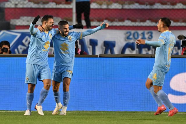 Bolivar's Uruguayan forward #09 Martin Cauteruccio (L) celebrates with teammates after scoring his team's first goal during the Copa Sudamericana round of 16 first leg football match between Bolivia's Bolivar and Peru's Cienciano at the Hernando Siles Stadium in La Paz on August 13, 2025. (Photo by AIZAR RALDES / AFP)