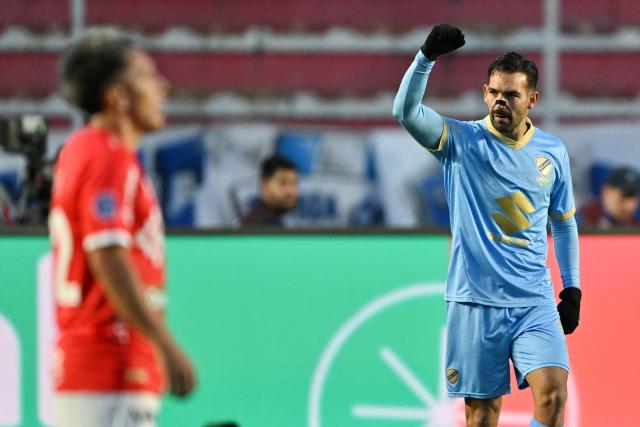 Bolivar's Uruguayan forward #09 Martin Cauteruccio celebrates scoring his team's first goal during the Copa Sudamericana round of 16 first leg football match between Bolivia's Bolivar and Peru's Cienciano at the Hernando Siles Stadium in La Paz on August 13, 2025. (Photo by AIZAR RALDES / AFP)
