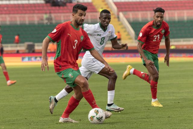 Morocco’s defender #3 Anas Bach fights for the ball with Zambia’s midfielder # 8 Rally Bwalya during the African Nations Championship (CHAN) group stage football match between Morocco and Zambia at Nyayo Stadium in Nairobi on August 14, 2025. (Photo by SIMON MAINA / AFP)