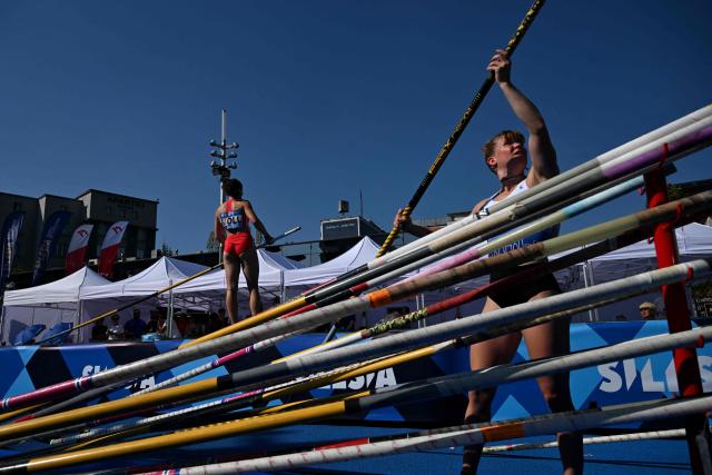 US' Hana Moll (L) and US' Chloe Timberg (R) compete during the women's pole vault event of the Silesia Diamond League athletics meeting in the Katowice town square, Poland, on August 15, 2025. (Photo by Sergei GAPON / AFP)