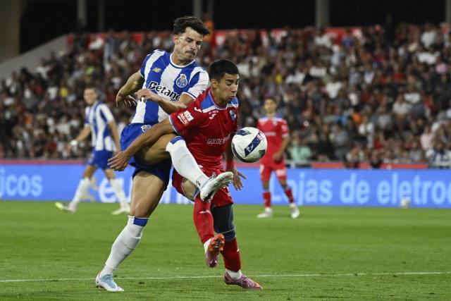 FC Porto's Portuguese defender #03 Jose Pedro and Gil Vicente's Uruguayan midfielder #27 Agustin Moreira fight for the ball during the Portuguese League football match between Gil Vicente FC and FC Porto at the Cidade de Barcelos stadium in Barcelos, Portugal on August 18, 2025. (Photo by MIGUEL RIOPA / AFP)